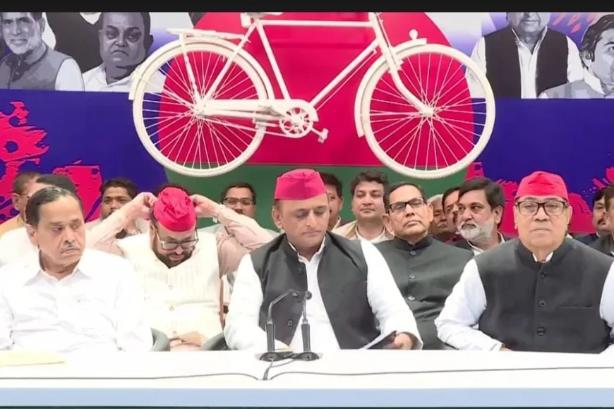 सपा में शामिल हुए पूर्व मंत्री नसीमुद्दीन सिद्दीकी, सियासी गलियारों में मची हलचल