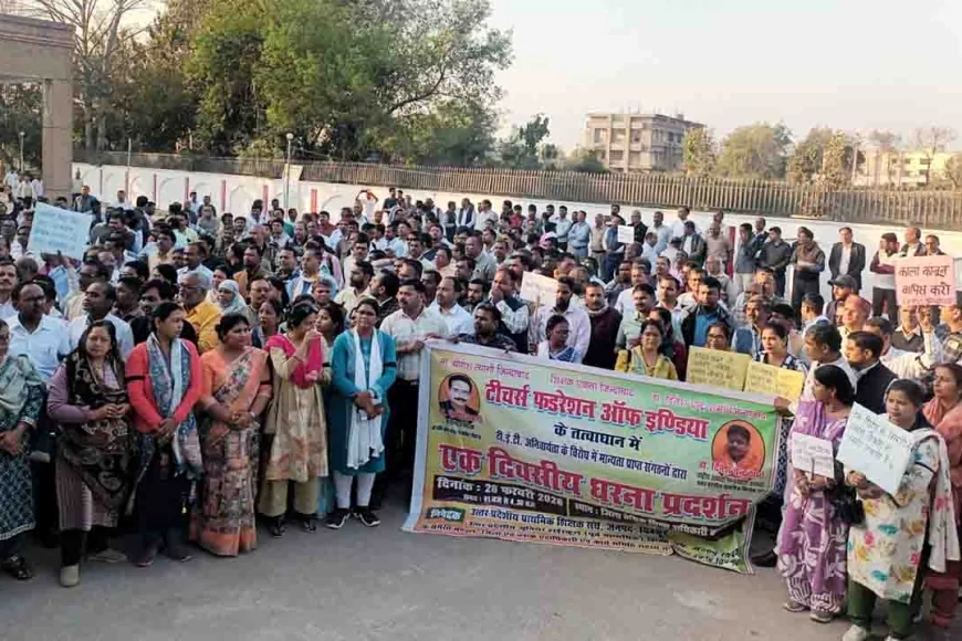 शिक्षकों ने टेट की बाध्यता के विरोध में किया प्रदर्शन, जुलूस निकाल सौपा ज्ञापन