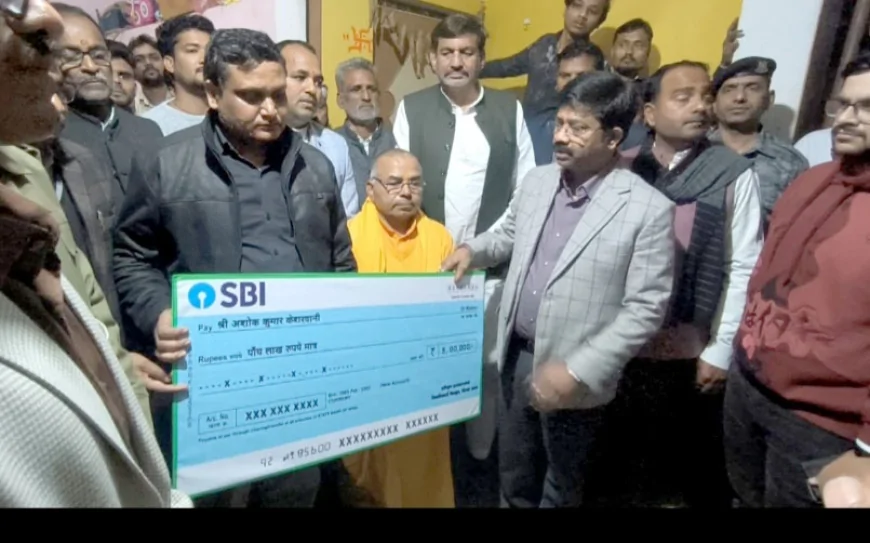 पीड़ित परिजनो से मिले मंत्री नंदी, दिया पांच लाख का चेक