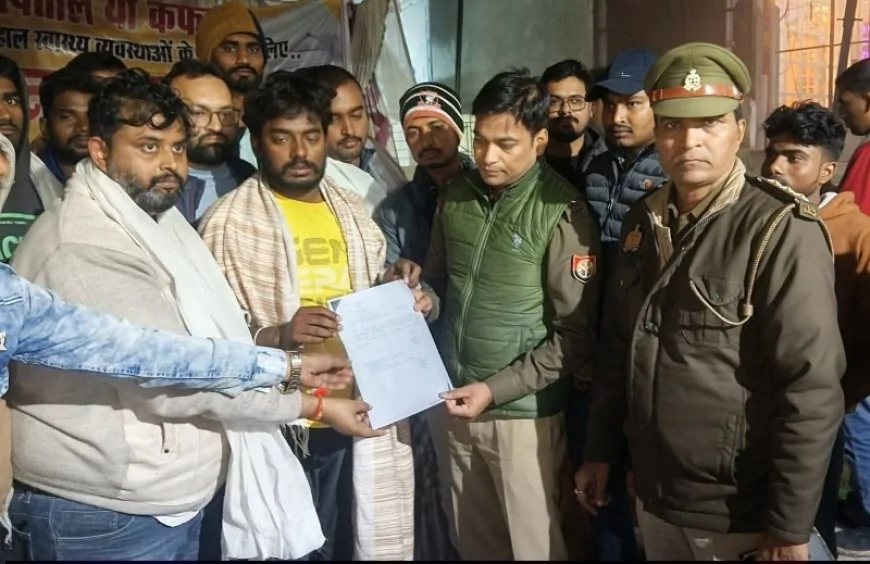 देर रात जूस पिलाकर खत्म कराया कफन सत्याग्रह