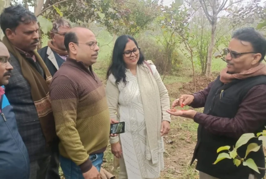 किसानों के बीच पहुंचकर क्वालिटी मैनेजर ने की चर्चा