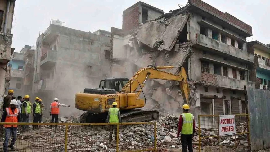 अतिक्रमण हटाने के दौरान बड़ा हादसा टला, चार मंजिला मकान पोकलैंड मशीन पर गिरा