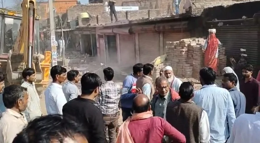 स्वर्णकार धर्मशाला में गरजा बुलडोजर, दुकानों में की तोड़फोड़