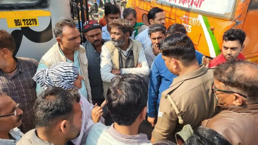 डिपो बस के स्टाफ द्वारा जबरन सवारियों को उतारने पर प्राइवेट बस संचालकों ने लगाया जाम