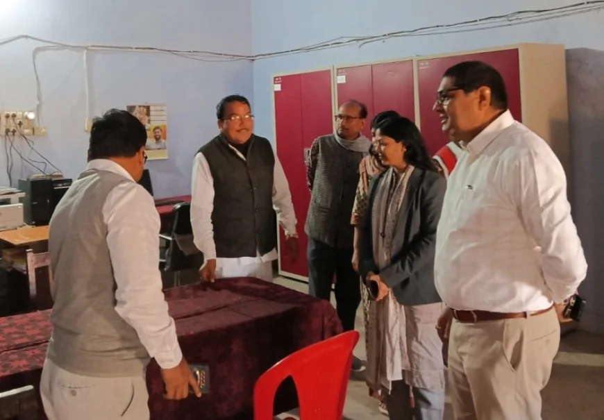 अपर आयुक्त ने मऊ तहसील, ब्लाक और नगर पंचायत का किया निरीक्षण