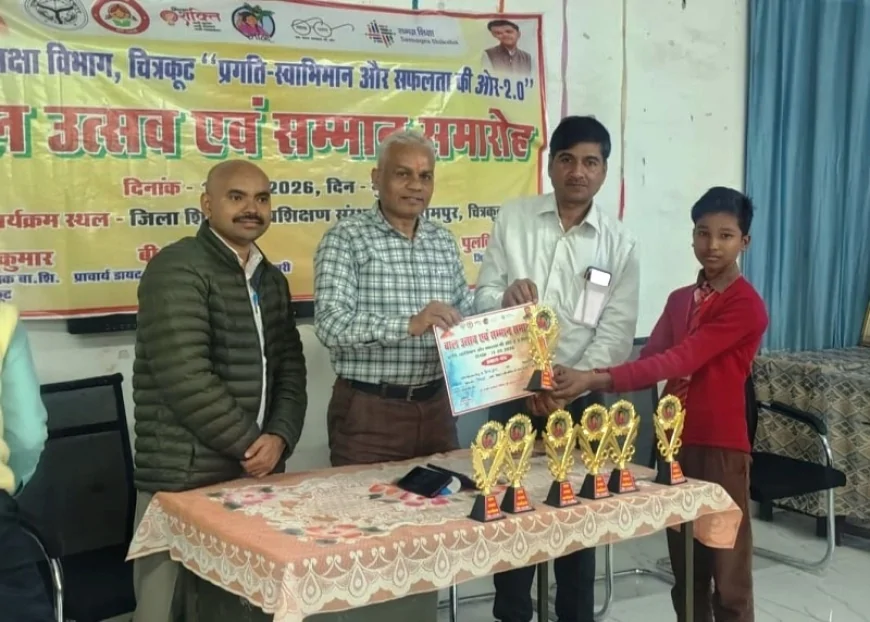 क्विज व विज्ञान मॉडल प्रतियोगिता के विजेताओं को दिए गए स्मार्ट टैबलेट