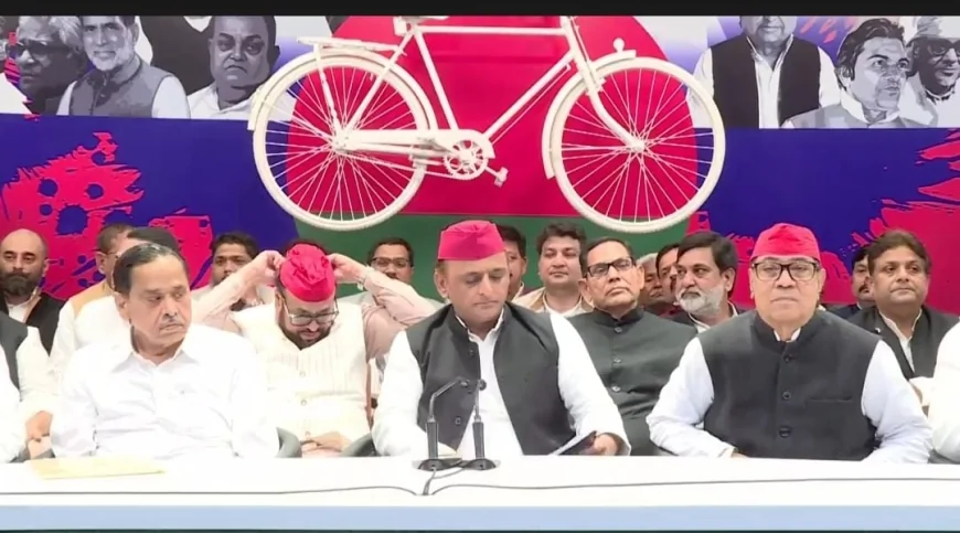 सपा में शामिल हुए पूर्व मंत्री नसीमुद्दीन सिद्दीकी, सियासी गलियारों में मची हलचल