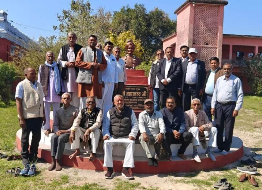 बीएनवी इंटर कालेज प्रबंध समिति के नवनिर्वाचित पदाधिकारियों ने स्वामी जी समाधि पर जाकर टेका माथा