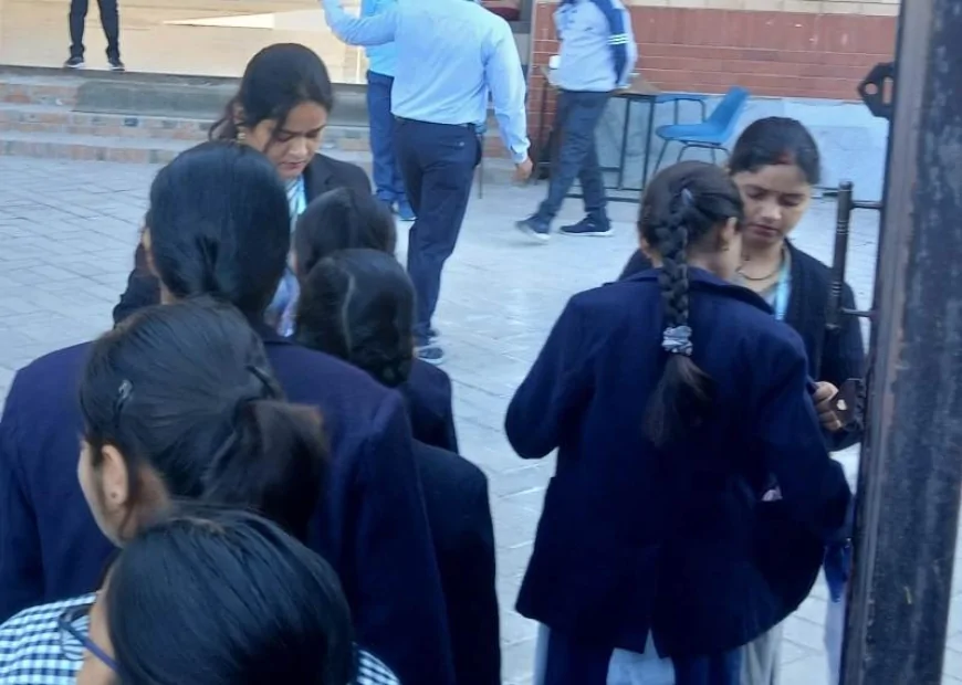 सीबीएसई बोर्ड परीक्षा शुरू, अधिकारियों ने किया निरीक्षण