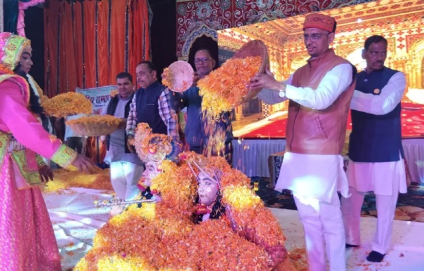 पंच दिवसीय रामायण मेला के समापन दिवस पर खेली गई फूलों की होली
