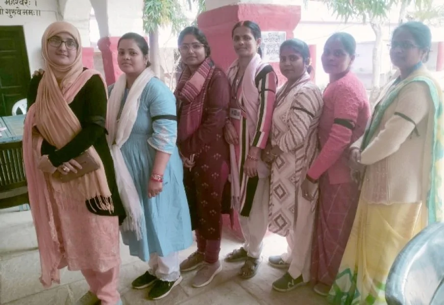 शिक्षकों ने काली पट्टी बांध जताया विरोध