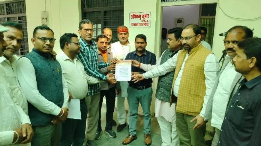 व्यापार मंडल ने नगर समस्याओं को लेकर एसडीएम को सौंपा ज्ञापन