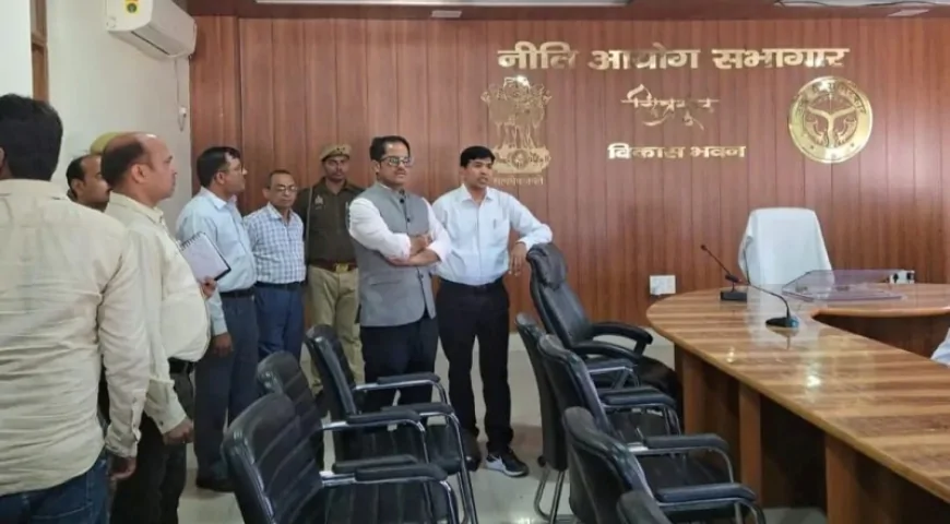 विकास भवन का जिलाधिकारी ने किया औचक निरीक्षण