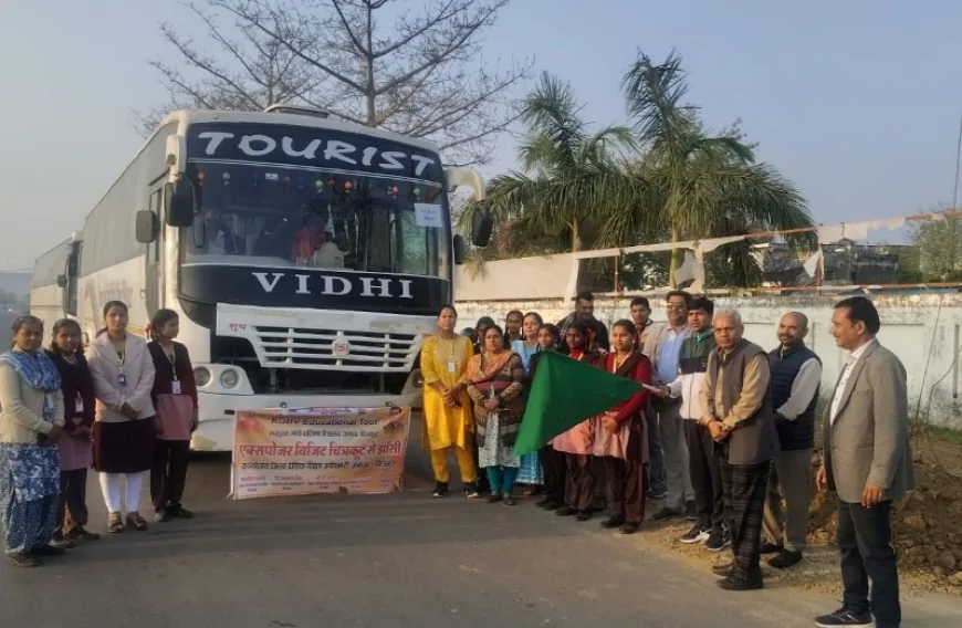 झांसी किला एवं संग्रहालय भ्रमण के लिए छात्राएं रवाना