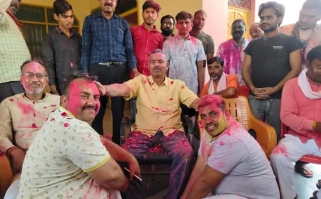 मऊ-मानिकपुर विधायक आवास पर हुआ भव्य होली मिलन समारोह का आयोजन, फूलों से खेली गई होली