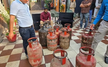 जमाखोरी और कालाबाजारी रोकने को प्रशासन की छापेमारी, रेस्टोरेंट में घरेलू गैस सिलेंडर मिलने पर कार्रवाई