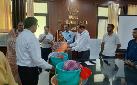 फाइलेरिया उन्मूलन की ओर बढ़ते कदम; सीएमओ ने मरीजों को बांटी एमएमडीपी किट