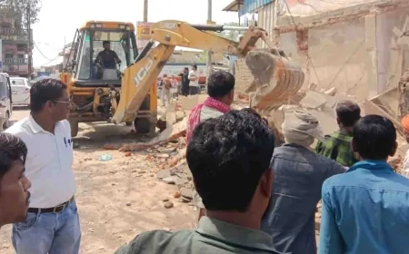 मऊ के बाजार रोड से हटाया गया अतिक्रमण