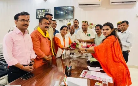 रेड क्रॉस सोसाइटी के नवनिर्वाचित पदाधिकारियों ने जिलाधिकारी से की शिष्टाचार भेंट