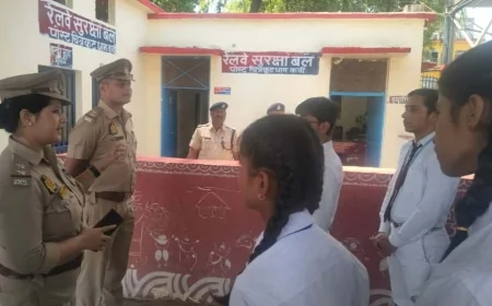 छात्राओं को बताई गई जीआरपी की कार्य प्रणाली