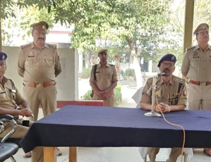 परेड का एसपी ने किया निरीक्षण, रिक्रूट आरक्षियों को दी परीक्षा की जानकारी