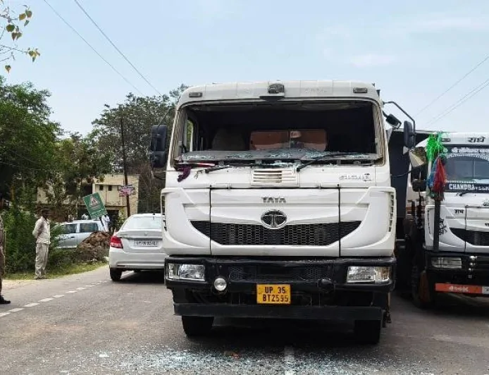 तेज रफ्तार ट्रक की टक्कर से स्कूली छात्र की मौत, एक घायल