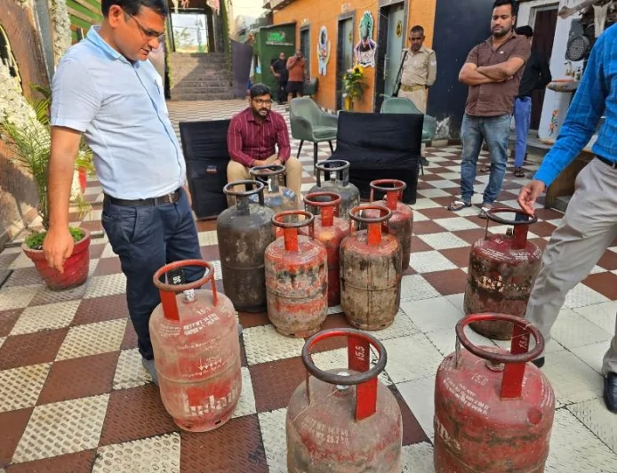 जमाखोरी और कालाबाजारी रोकने को प्रशासन की छापेमारी, रेस्टोरेंट में घरेलू गैस सिलेंडर मिलने पर कार्रवाई