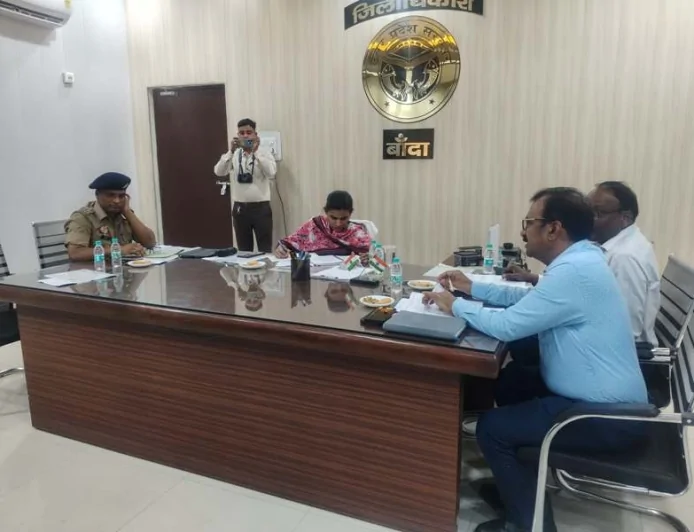 सड़क सुरक्षा को लेकर जिलाधिकारी सख्त, ब्लैक स्पॉट सुधारने और अतिक्रमण हटाने के निर्देश