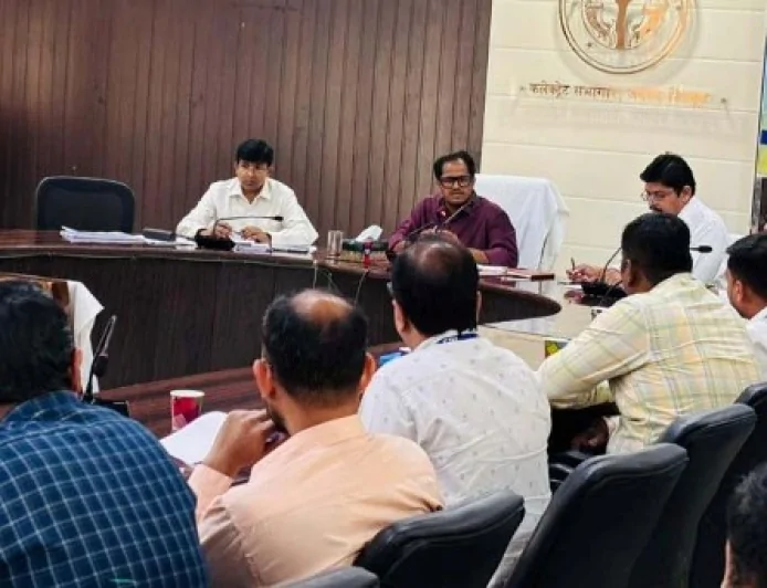 पीएम सूर्यघर और सीएम युवा रोजगार के आवेदकों को बैंक प्राथमिकता से मुहैया कराए ऋण : डीएम