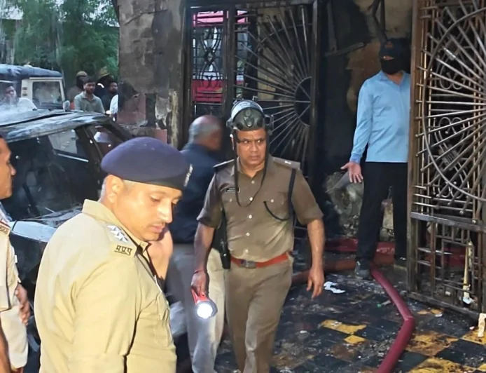 इंदौर में काल बनी इलेक्ट्रिक कार की चार्जिंग : शॉर्ट सर्किट से भड़की आग, एक ही परिवार के 8 लोग जिंदा जले