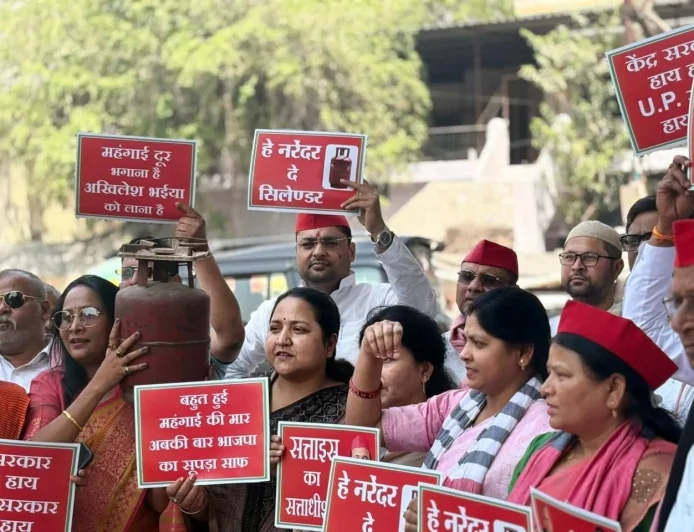 गैस किल्लत पर महिला सभा का हल्लाबोल : राष्ट्रपति के नाम जिलाधिकारी को सौंपा ज्ञापन