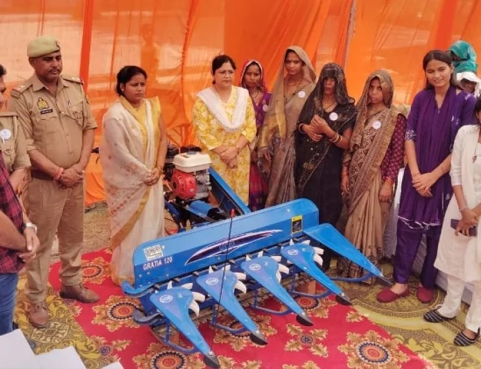 महिलाओं को वितरित किए गए कृषि उपकरण, किया सम्मानित