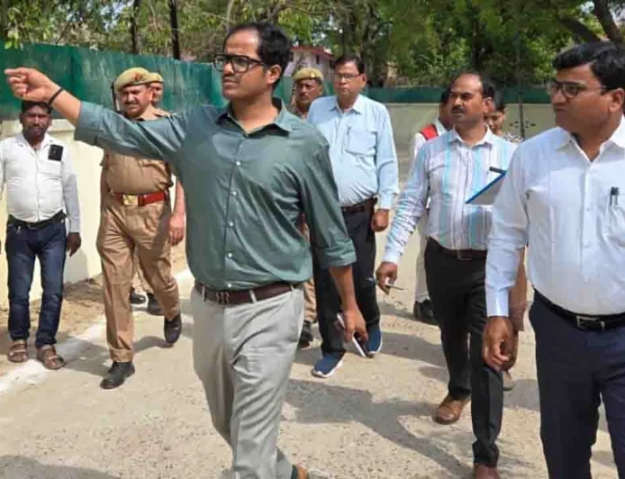 तहसील मऊ का डीएम ने किया औचक निरीक्षण