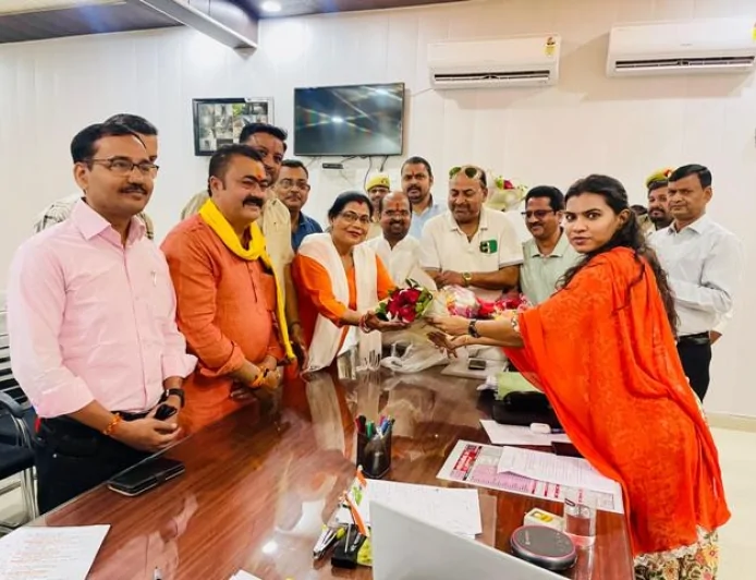 रेड क्रॉस सोसाइटी के नवनिर्वाचित पदाधिकारियों ने जिलाधिकारी से की शिष्टाचार भेंट