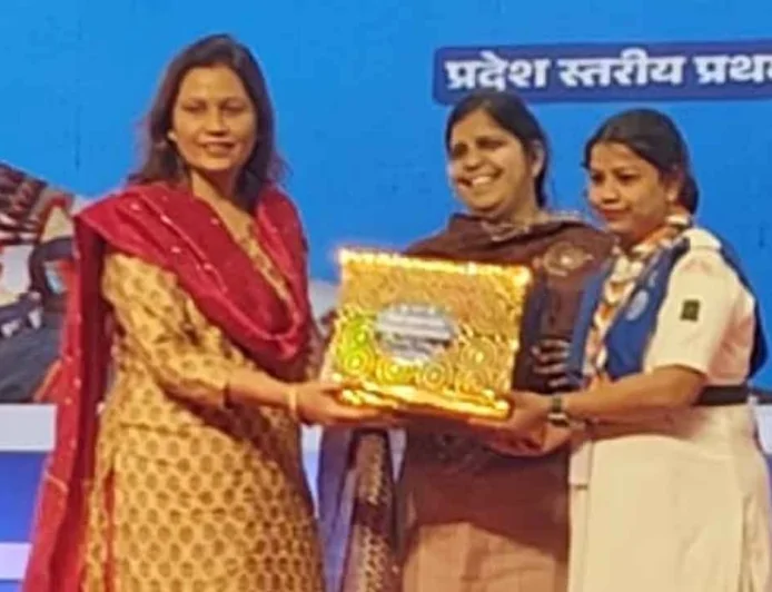 उत्कृष्ट कविता पाठ के लिए शहनाज बानो सम्मानित