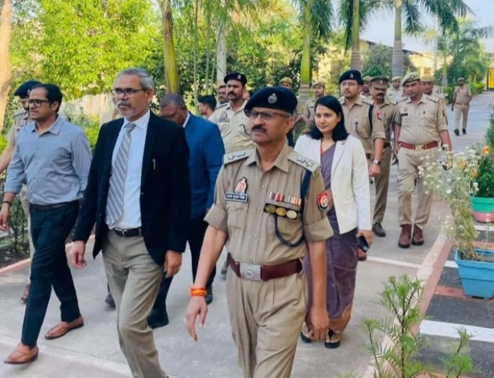 जिला कारागार का डीजे, डीएम, एसपी ने किया निरीक्षण