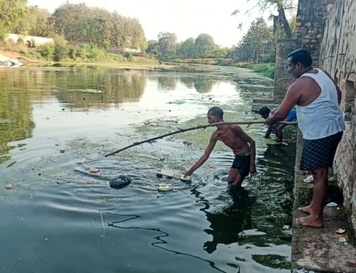 मंदाकिनी नदी पुलघाट की सफाई में जुट गई बुंदेली सेना