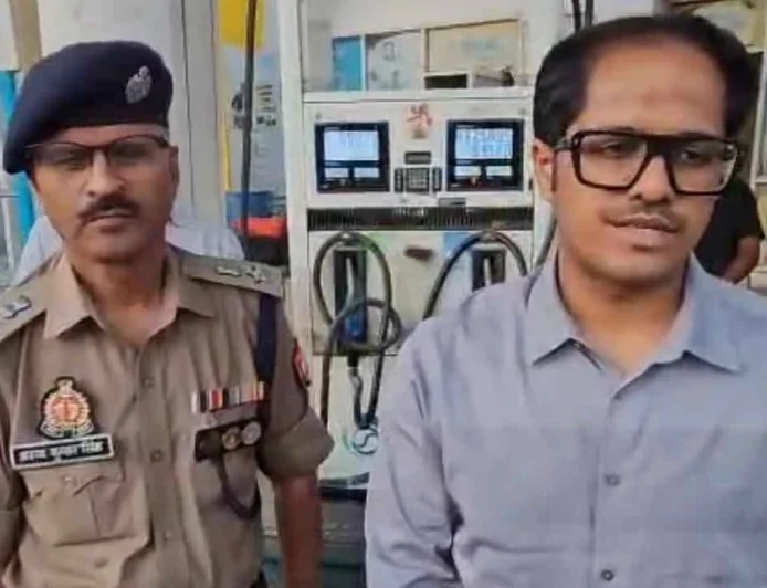 डीएम-एसपी ने पेट्रोल पंपों का किया औचक निरीक्षण