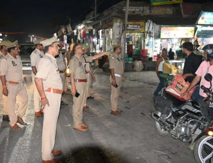 एसपी ने पैदल मार्च कर सुरक्षा का लिया जायजा