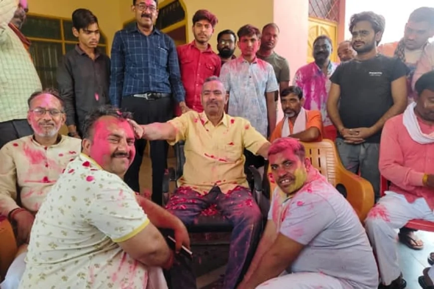 मऊ-मानिकपुर विधायक आवास पर हुआ भव्य होली मिलन समारोह का आयोजन, फूलों से खेली गई होली