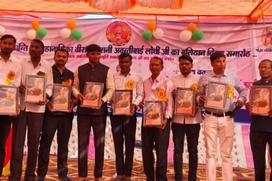 मेधावी छात्र-छात्राओं को प्रशस्ति पत्र और स्मृति चिन्ह देकर किया सम्मानित