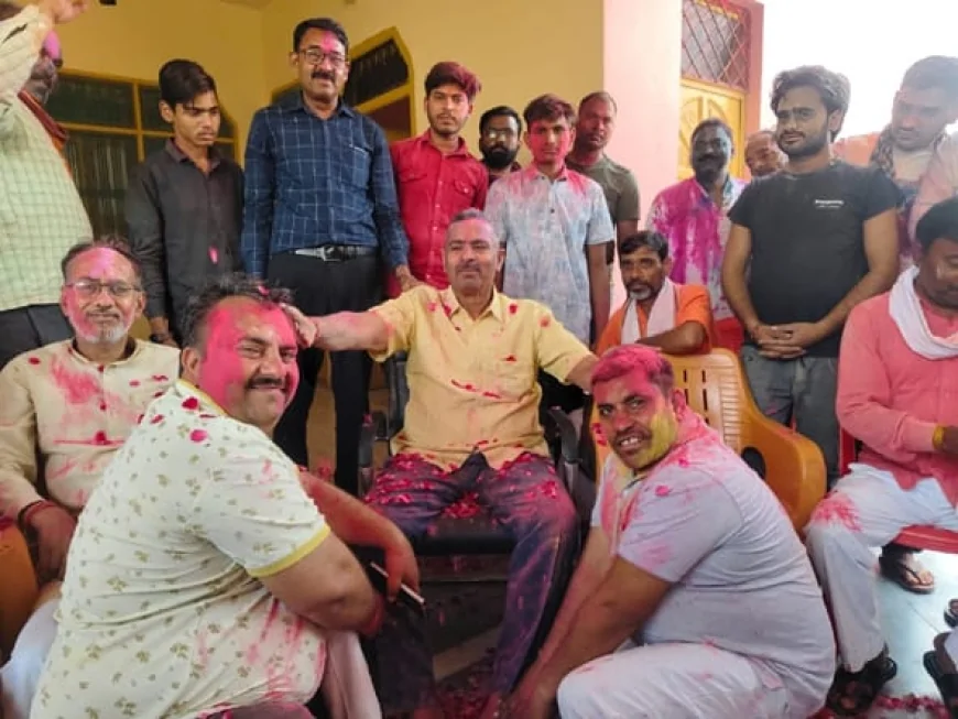 मऊ-मानिकपुर विधायक आवास पर हुआ भव्य होली मिलन समारोह का आयोजन, फूलों से खेली गई होली