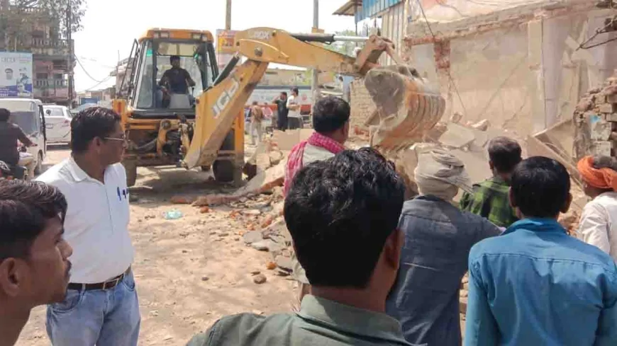 मऊ के बाजार रोड से हटाया गया अतिक्रमण