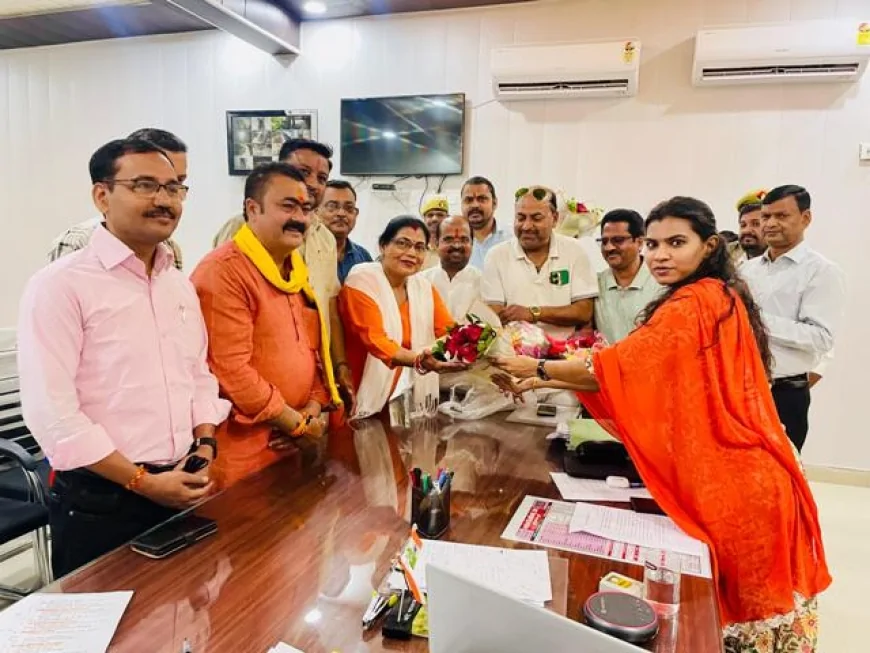 रेड क्रॉस सोसाइटी के नवनिर्वाचित पदाधिकारियों ने जिलाधिकारी से की शिष्टाचार भेंट