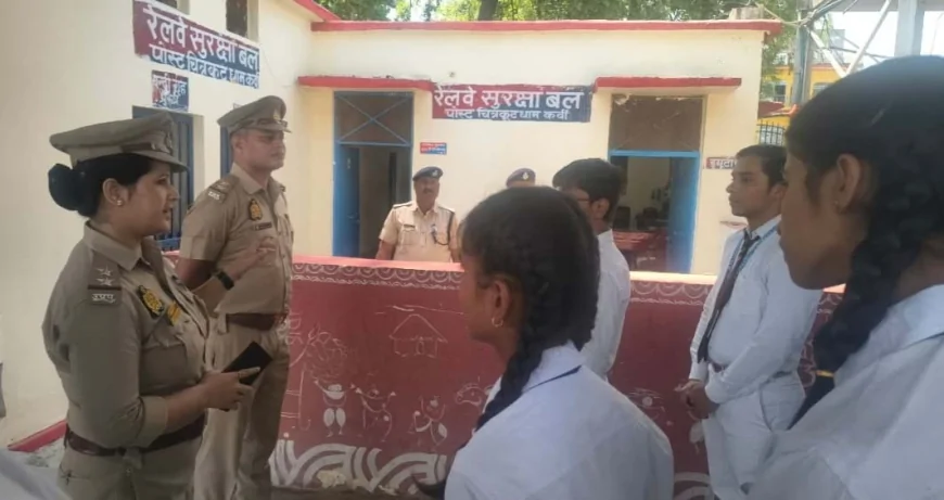 छात्राओं को बताई गई जीआरपी की कार्य प्रणाली