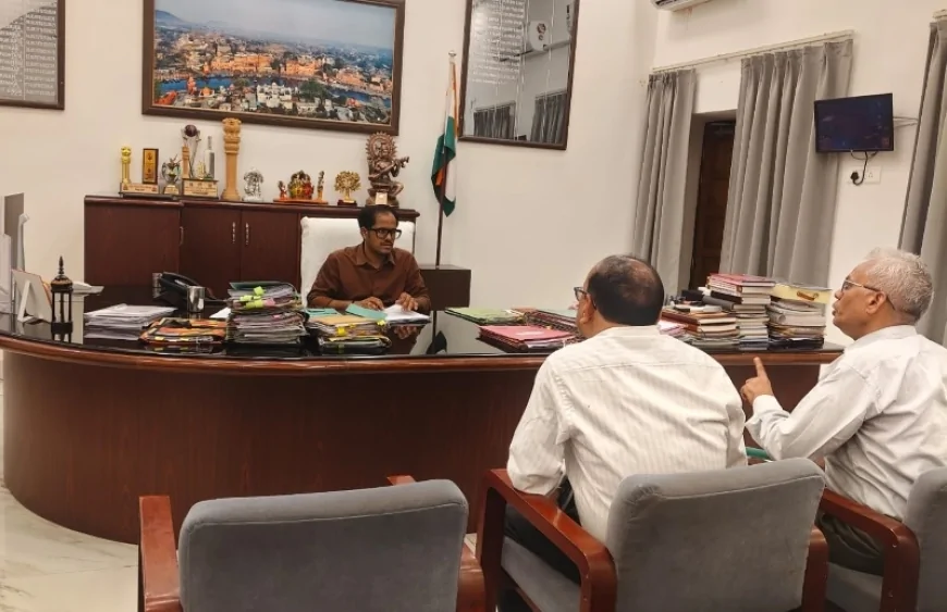 अभिभावको से संपर्क कर बच्चों के नामांकन को करें प्रेरित : डीएम