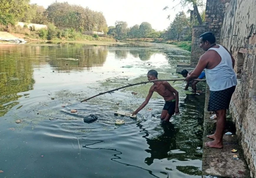 मंदाकिनी नदी पुलघाट की सफाई में जुट गई बुंदेली सेना