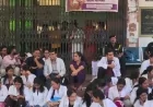 मेडिकल कॉलेज बांदा में डॉक्टर की सेवामुक्ति पर हंगामा, जूनियर डॉक्टरों ने बंद किया इमरजेंसी गेट