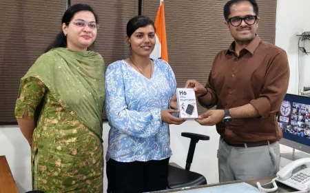 डीएम ने किया सम्मानित, हर संभव मदद का दिया भरोसा