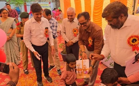 डीएम ने स्कूल चलो अभियान का किया शुभारंभ, पाठ्य पुस्तक बांट नियमित पढ़ाई के लिए किया प्रेरित